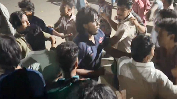 শাহবাগে ছাত্রদল-শিবিরের সংঘর্ষ, এবি জুবায়ের ও মুসাদ্দেকের ওপর হামলা