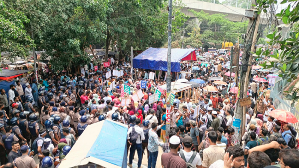 নিয়োগপত্রের দাবিতে শাহবাগে প্রাথমিক সহকারী শিক্ষক পদে সুপারিশপ্রাপ্তদের অবস্থান