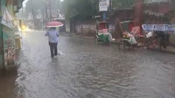 কালবৈশাখীর প্রভাবে প্রবল বৃষ্টিতে জলাবদ্ধ চট্টগ্রাম