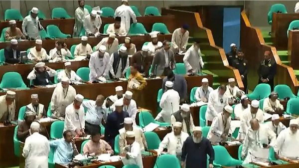 সংসদে বিরোধী দলের ওয়াকআউট