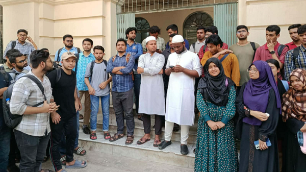 জবিতে ছাদের পলেস্তারা ধসে ২ শিক্ষার্থী আহত, শিক্ষার্থীদের বিক্ষোভ