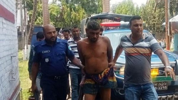 যশোরে মসজিদের মাইকে ঘোষণা দিয়ে পুলিশকে মারধর করে আসামি ছিনতাই