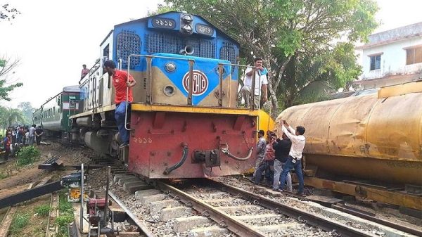 হবিগঞ্জে তেলবাহী বগি লাইনচ্যুত : ১৮ ঘণ্টা পর সিলেটের সঙ্গে সারাদেশের রেল যোগাযোগ স্বাভাবিক