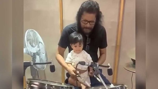 বাবার হাত ধরে ড্রাম বাজানো শিখছেন জেমসের ছেলে জিবরান