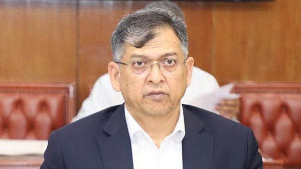 পুরোনো পোশাকে ফিরছে পুলিশ: নীল ও জলপাই শার্ট, খাকি প্যান্ট
