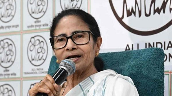 নির্বাচন প্রক্রিয়া নিয়ে প্রশ্ন তুলে পদত্যাগে নারাজ মমতা