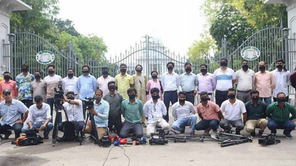 সুপ্রিম কোর্টের এজলাসে প্রবেশে বাধা, মুখে কালো কাপড় বেঁধে সাংবাদিকদের প্রতিবাদ