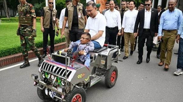 কলেজছাত্র শারীরিক প্রতিবন্ধী ওয়াকিমুলের তৈরি স্মার্ট কারে চড়ে উৎসাহ দিলেন প্রধানমন্ত্রী