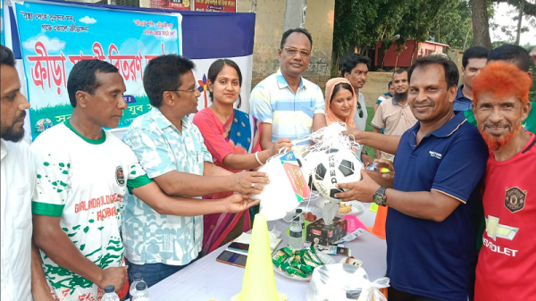 প্রবাস ও দেশে অবস্থানরত দাতা সদস্যদের অর্থায়নে গোয়ালন্দ ফুটবল একাডেমীর মাঝে ক্রীড়া সামগ্রী বিতরণ