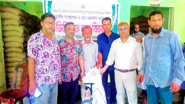 মাদারগঞ্জে গুনারীতলা ইউনিয়নে ভিজিএফের চাল সুষ্ঠুভাবে বিতরণ