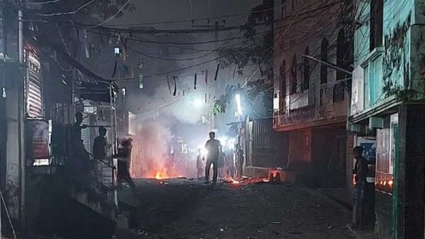 চট্টগ্রামে শিশু ধর্ষণ: টিয়ারগ্যাস নিক্ষেপ করেও অভিযুক্তকে নিয়ে যেতে পারেনি পুলিশ