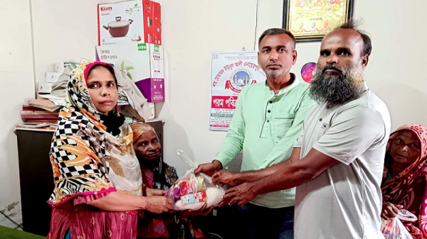 জামালপুরে কাউন্সিলর প্রার্থী আরজুর ঈদ উপহার সামগ্রী বিতরণ
