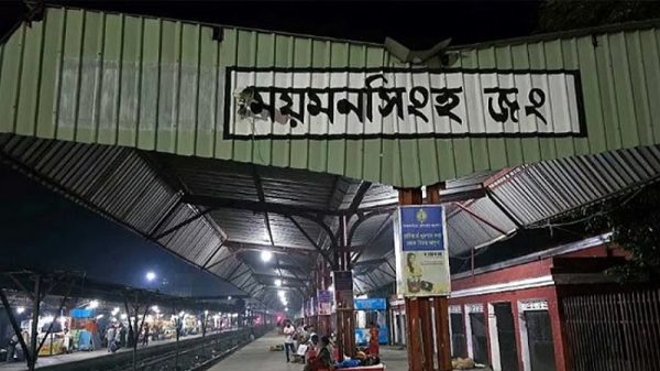 চলন্ত ট্রেনের ছাদ থেকে পড়ে যুবকের মৃত্যু, আহত ২