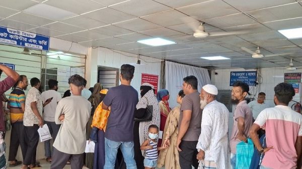 ঈদের ছুটিতে মিটফোর্ড হাসপাতালে রোগীর চাপ কয়েকগুণ , চিকিৎসাসেবায় ভোগান্তি