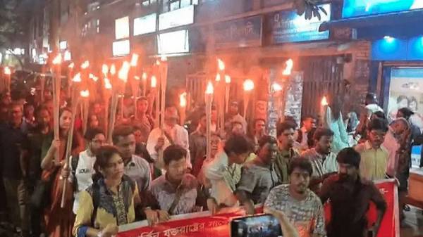 ড. ইউনূসের করা বাণিজ্যচুক্তির বিরুদ্ধে ঢাবিতে মশাল মিছিল
