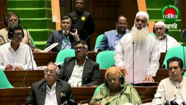 জামায়াতের নারী এমপিদের পোশাক নিয়ে আপত্তিকর মন্তব্য, সংসদে হট্টগোল