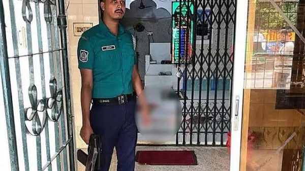 খুলনায় মসজিদে ঢুকে দুই মুসল্লিকে গুলি, আহত একজনকে ঢাকায় স্থানান্তর