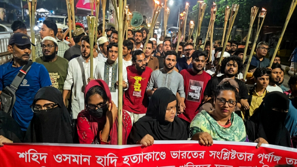 মুখ খোলো মমতা জানতে চায় জনতা' স্লোগানে ইনকিলাব মঞ্চের মশাল মিছিল