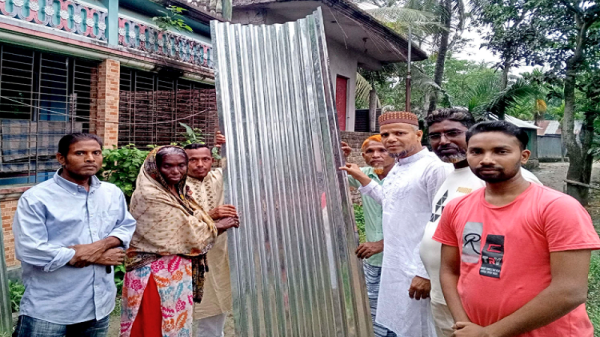 কাউন্সিলর প্রার্থী আক্তারুজ্জামানের উদ্যোগে আগুনে পুড়ে যাওয়া হতদরিদ্র মানুষের মাঝে টীন বিতরন
