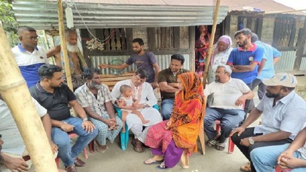 নৃশংসভাবে খুন হওয়া নাজমুলের পরিবারের পাশে বিএনপি নেতা রহমাতুল্লাহ
