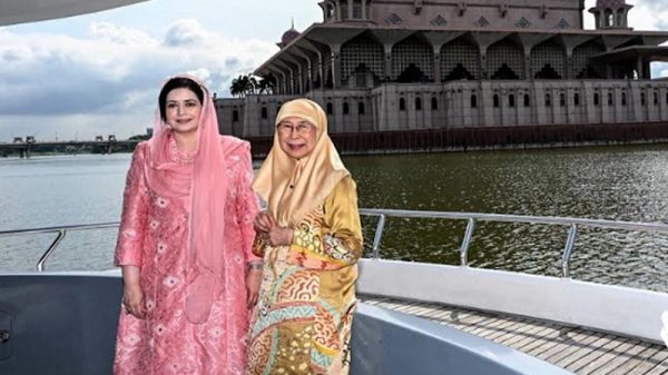 মালয়েশিয়ার প্রধানমন্ত্রীর স্ত্রীর সঙ্গে লেক ভ্রমণে ডা. জুবাইদা