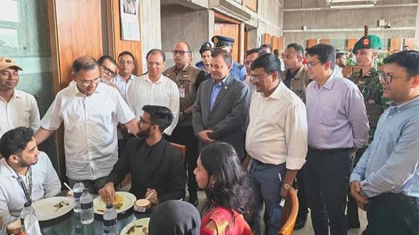 সংসদ অধিবেশন দেখতে আসা শিক্ষার্থীদের সঙ্গে প্রধানমন্ত্রীর মধ্যাহ্নভোজ