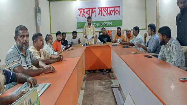 বঙ্গোপসাগরে অবৈধ ট্রলিংয়ে মৎস্যভাণ্ডার উজাড়, সংবাদ সম্মেলনে মহিপুর জেলেদের উদ্বেগ ও ক্ষোভ