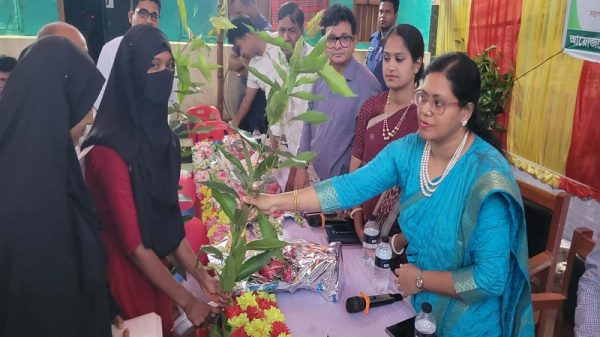 গোয়ালন্দে হালিম মিয়া কলেজের উদ্যোগে শিক্ষার্থীদের মাঝে গাছের চারা বিতরন, রোপন ও রেলী অনুষ্ঠিত