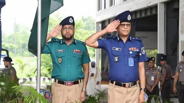 নতুন ইউনিফর্মে ফিরল বাংলাদেশ পুলিশ