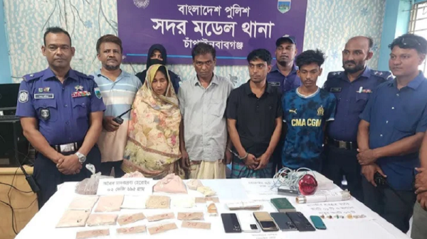 চাঁপাইনবাবগঞ্জে হেরোইনসহ দুই সন্তানসহ দম্পতি আটক