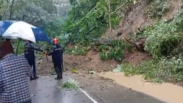 কাপ্তাই-চট্টগ্রাম সড়কে পাহাড়ধস, ৩ ঘণ্টা পর যান চলাচল স্বাভাবিক