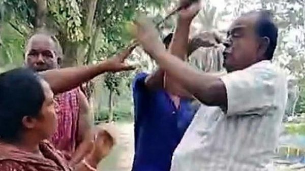 টাঙ্গাইলে নারীসহ কয়েকজনকে পেটালেন ইউপি চেয়ারম্যান