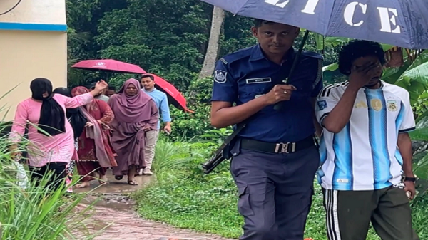 লক্ষ্মীপুরে জুলাই শহীদের বাসায় ভাঙচুরের চেষ্টা, নারীসহ আটক ৬
