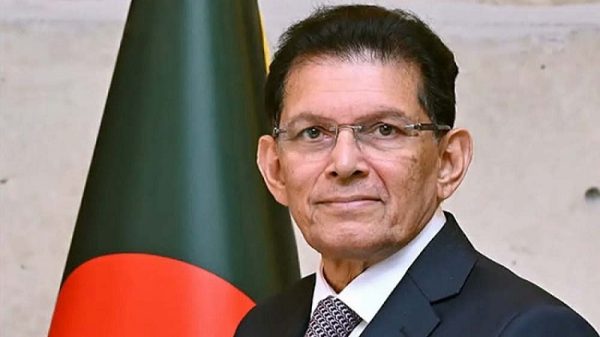 বাঁশখালী সড়‌কে মাই‌ক্রোবাসে আগুন