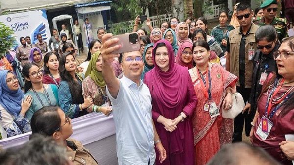 ঢামেকে শিক্ষার্থীদের সঙ্গে স্ত্রীসহ সেলফিতে প্রধানমন্ত্রী