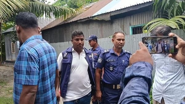 টাঙ্গাইলের কালিহাতীতে ছাত্রদল নেতার বাড়িতে গুলি-ভাঙচুর