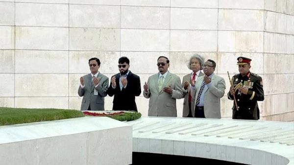 জিয়াউর রহমান ও খালেদা জিয়ার সমাধিতে ফুলেল শ্রদ্ধা ভারপ্রাপ্ত রাষ্ট্রপতির