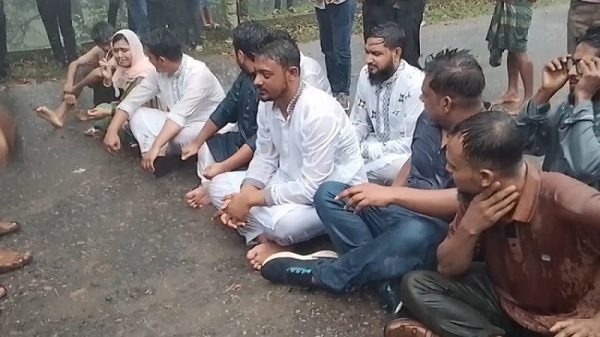 পুলিশের বাধা পেয়ে সড়কে বসে পড়লেন এনসিপি নেতারা