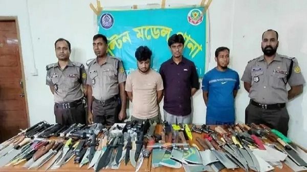 মতিঝিলে ৪৬৪ দেশীয় অস্ত্ররসহ ৩ বিক্রেতা গ্রেপ্তার করেছে পুলিশ