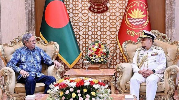 রাষ্ট্রপতির সাথে বিদায়ী নৌবাহিনী প্রধানের সৌজন্য সাক্ষাৎ