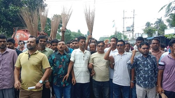 গোয়ালন্দে বিদায়ী ইউএনও'র বিরুদ্ধে ঝাড়ু মিছিল