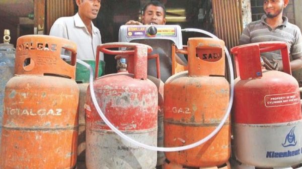 ১২ কেজি এলপিজি সিলিন্ডারের দাম ৭০ টাকা বেড়ে ১৫৯৮