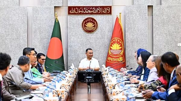 বিনিয়োগ সম্ভাবনা নিয়ে প্রধানমন্ত্রীর সঙ্গে যুক্তরাষ্ট্রের ব্যবসায়ী প্রতিনিধি দলের বৈঠক