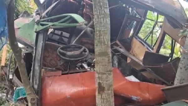 গোপালগঞ্জে ডাম্প ট্রাক ও বাসের সংঘর্ষে নিহত ৩