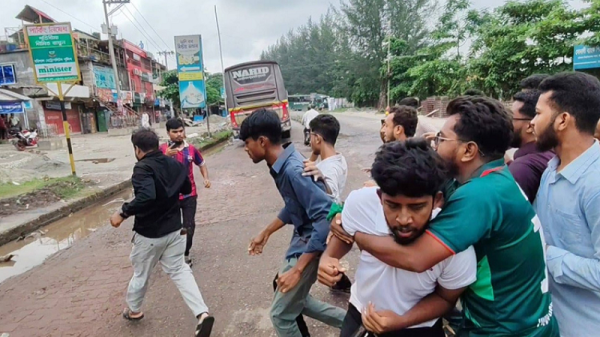 বরিশাল বিশ্ববিদ্যালয়ে ছাত্রদল-শিবির সংঘর্ষ, আহত অন্তত ২০
