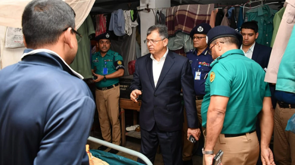 তেজগাঁও থানা আকস্মিক পরিদর্শন করলেন স্বরাষ্ট্রমন্ত্রী