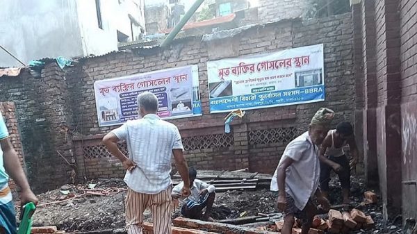 পল্লবীতে মৃতদেহের গোসল ঘর নির্মাণকে কেন্দ্র করে বিহারী ক্যাম্পে জামায়াত-বিএনপির দুই পক্ষের সংঘর্ষ