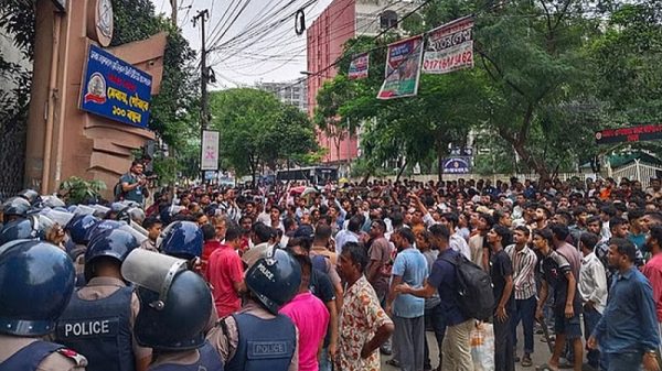 ন্যাশনাল মেডিকেলের সামনে আবার উত্তেজনা