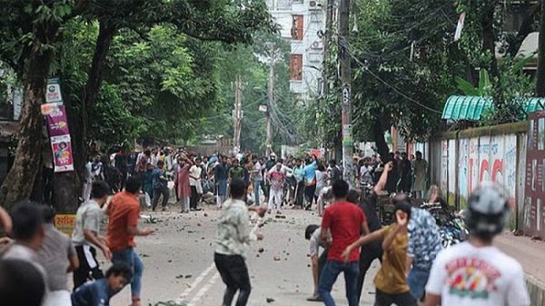 ঢাকা আলিয়া মাদরাসার সামনে ছাত্রদল-ছাত্রশিবির সংঘর্ষ