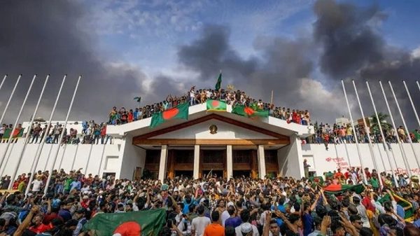 প্রবল গণপ্রতিরোধের মুখে চব্বিশের ৫ আগস্ট হাসিনার স্বৈরশাসন থেকে মুক্ত হয় বাংলাদেশ